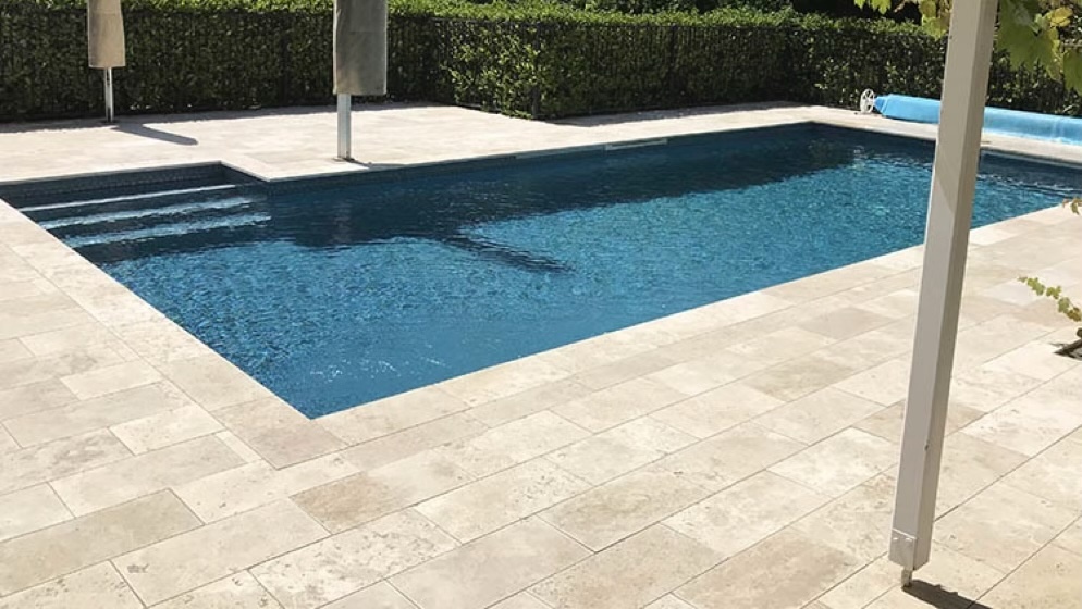 Realizace dlažby kolem bazénu